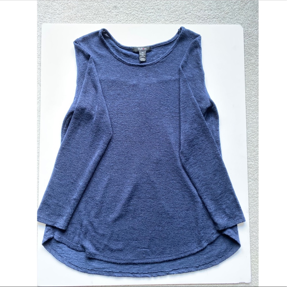 Flowly lightweight sweater.